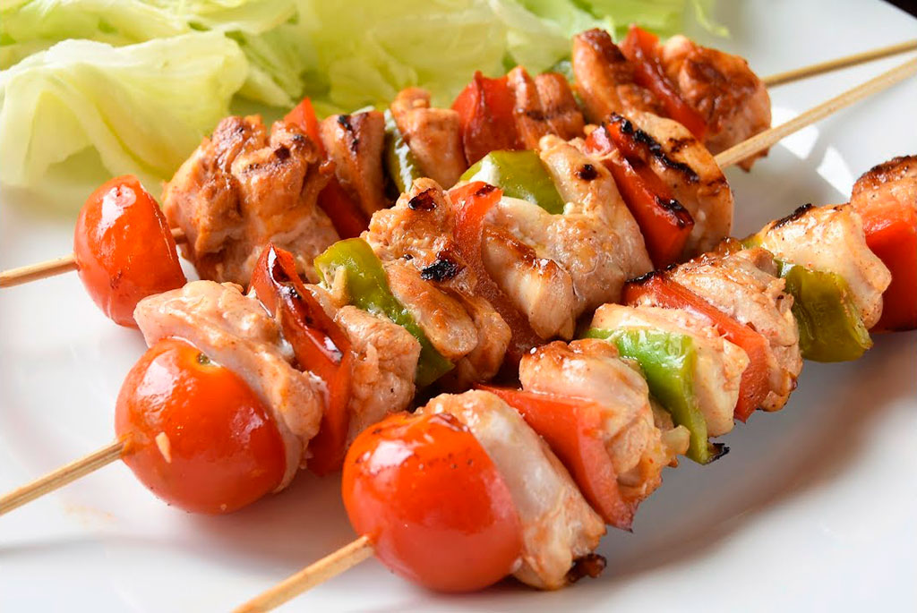 Como hacer las brochetas de pollo