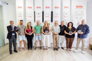 Paulino Tello y Alfonso Alcázar con los premiados 2026